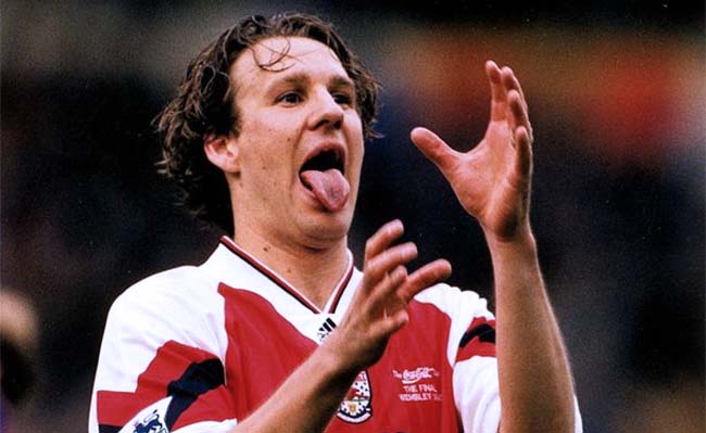 paul-merson-drinking-celebration-tongue-out-arsenal-newcastle-united-nufc-650x400